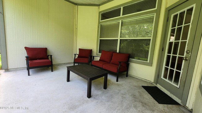 Building Photo - 256 Southlake Dr