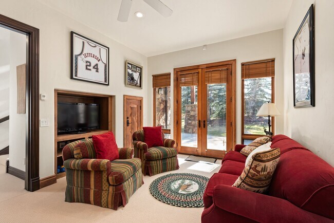 Building Photo - 875 Horse Ranch Dr