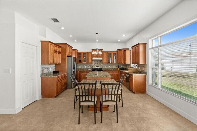 Building Photo - 710 116th Ave