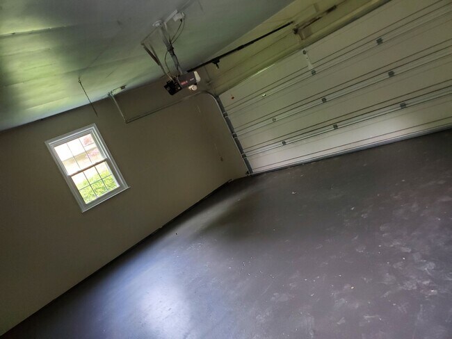 Building Photo - 4 Bed 2 bath newly remodeled