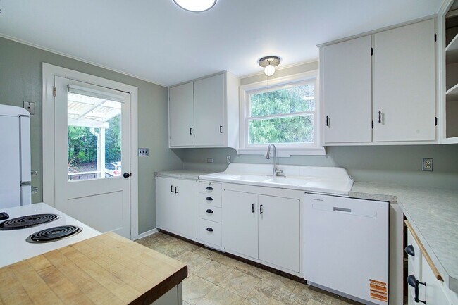 Building Photo - 5Bd/2.5Ba Redmond House