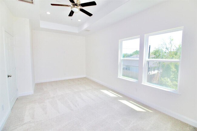 Building Photo - 3419 Redbud St