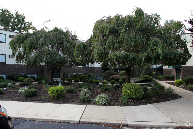 Courtyard - Wawaset Place Apartments