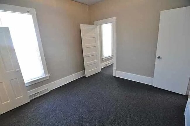 Building Photo - 5 Bedroom Home Available Now!