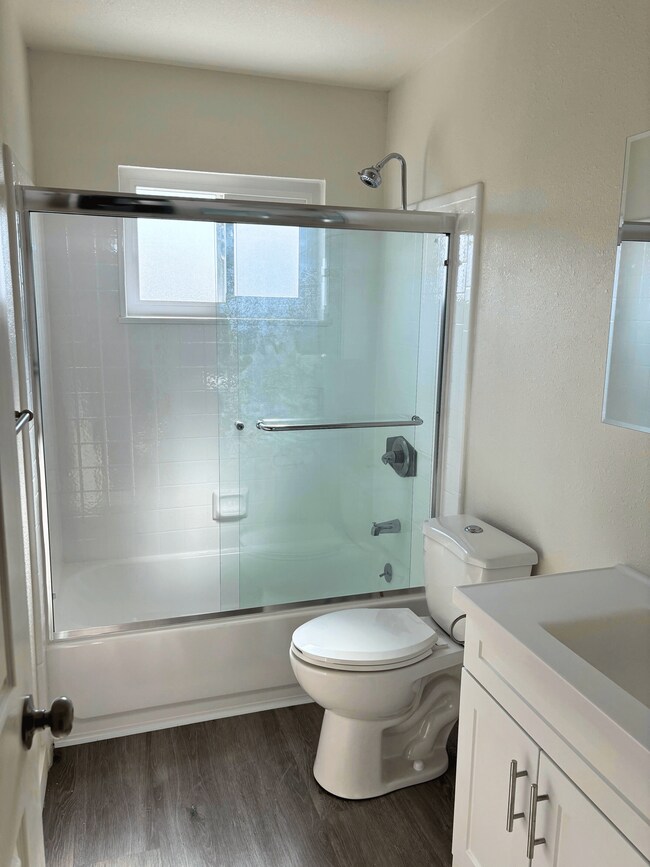 Building Photo - 210 S Newhope St.