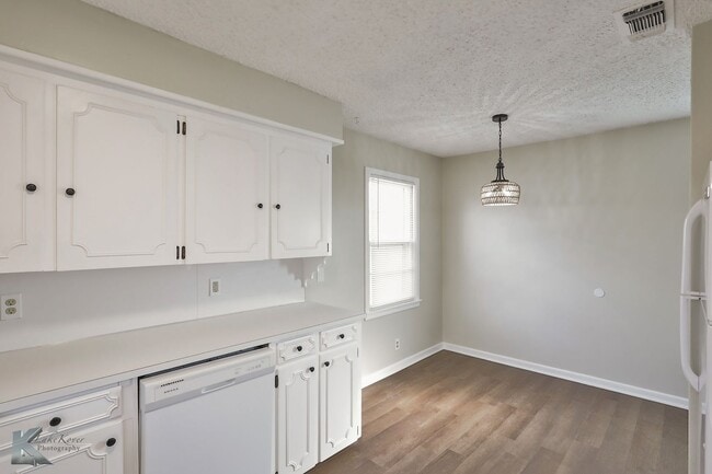 Building Photo - 3 bedroom FULL RENOVATED in 2023! ALL APPLIANCES provided!