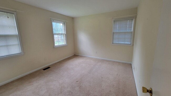 Building Photo - Stunning 4 Bedroom 2.5 Bathroom 3-Level Ho...