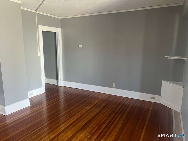 Building Photo - 10 Bank St