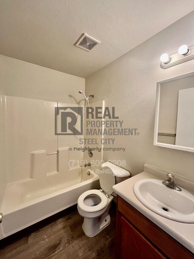 Building Photo - 1715 Oakshire Ln