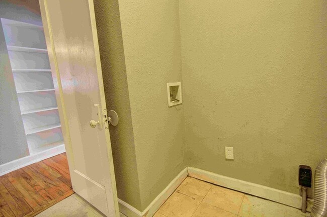 Building Photo - Large charming 3 bedroom 2 bath with oversized master bedroom that has its own private bath!