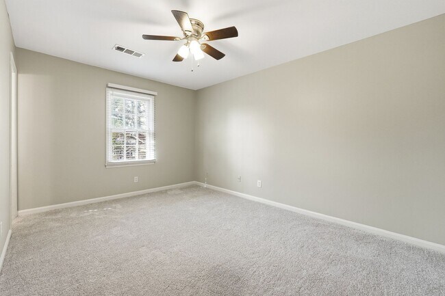 Building Photo - Renovated end-unit townhome in the Heart of Roswell