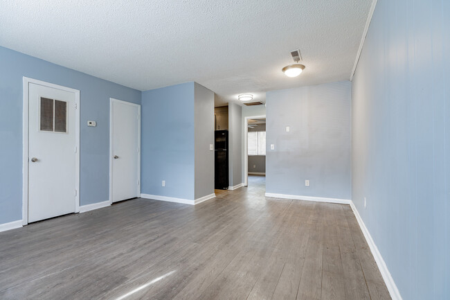 Living Room - Kenwood Garden Apartments