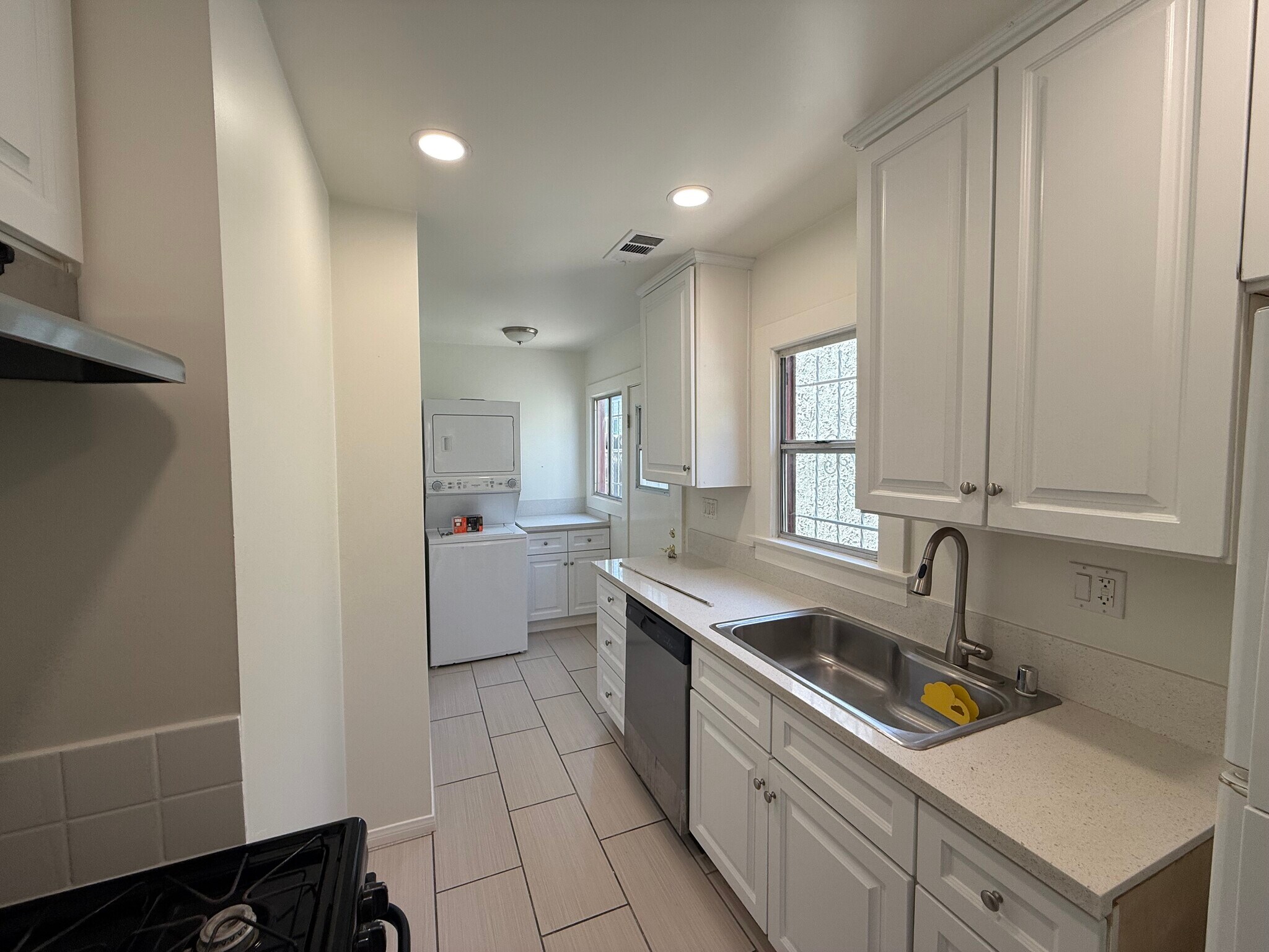 Kitchen & In-Unit Washer/Dryer - 413 Robinson St