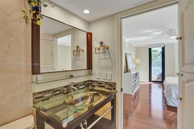 Building Photo - 9800 W Bay Harbor Dr