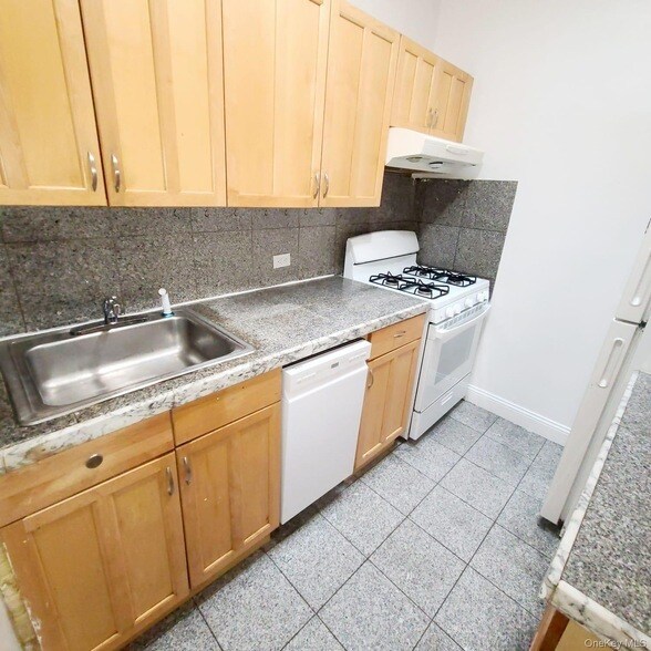 Building Photo - 72-38 Yellowstone Blvd