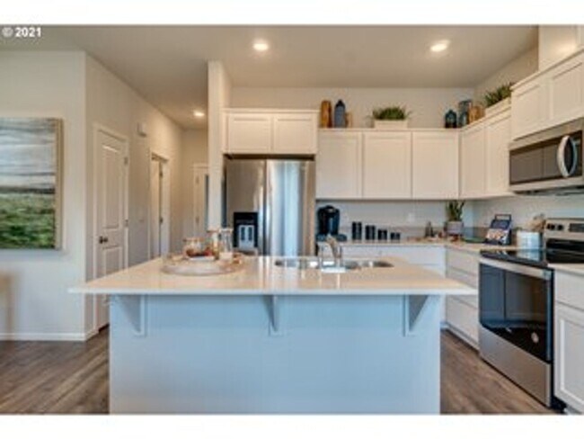 Building Photo - 3 Bed 2.5 Bath Home in Vancouver! Stainles...