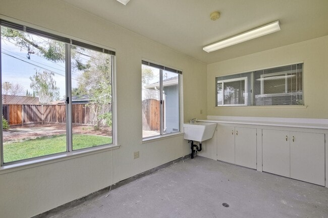 Building Photo - 160 Kit Carson Ct