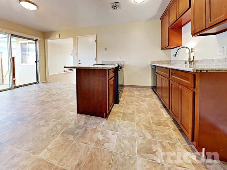 Building Photo - 10061 Lincoln Village Dr