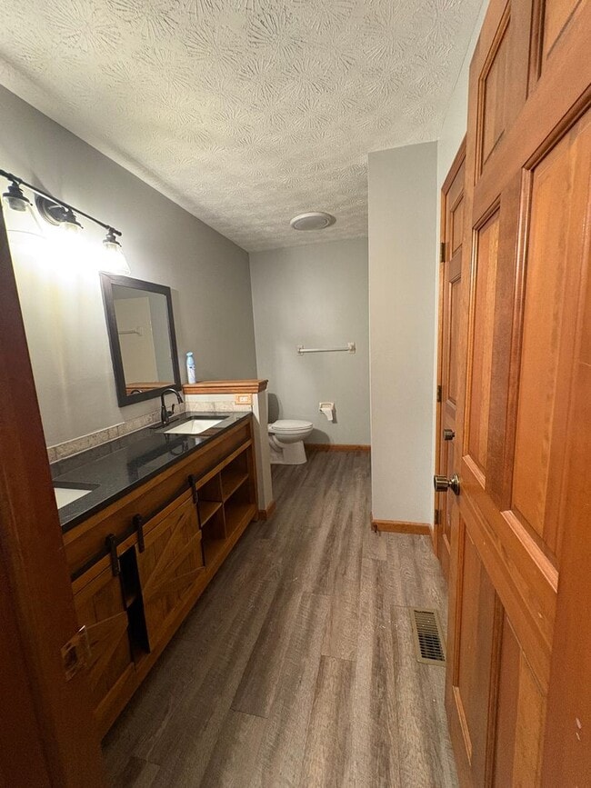 Building Photo - Beautiful Tri-level Home in Centerville