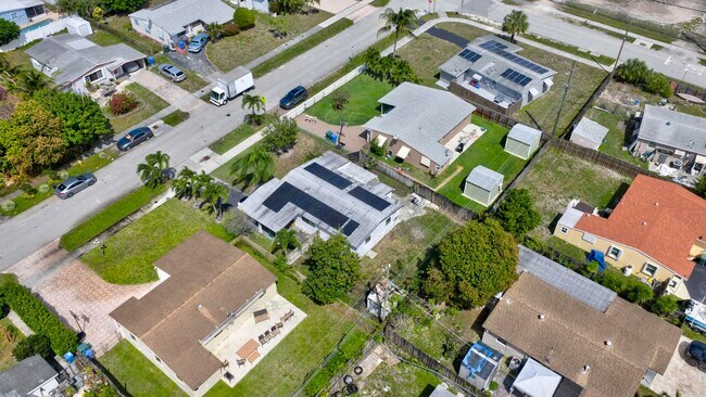 Building Photo - 830 NE 59th Ct