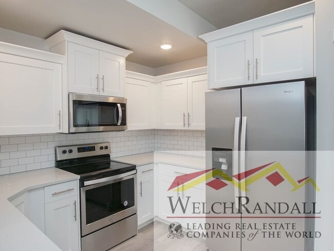 Building Photo - Live Comfortably in West Haven – Beautiful 3BR, 2.5BA Townhome for Rent!