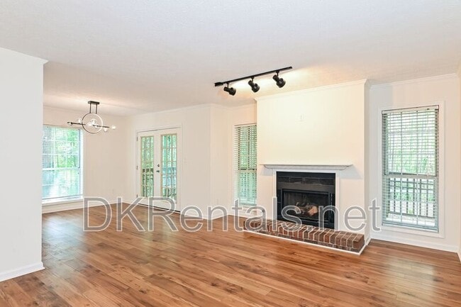 Building Photo - 201 Lenox Way NE