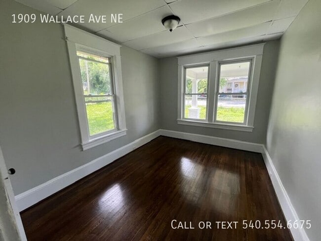 Building Photo - 1909 Wallace Ave NE
