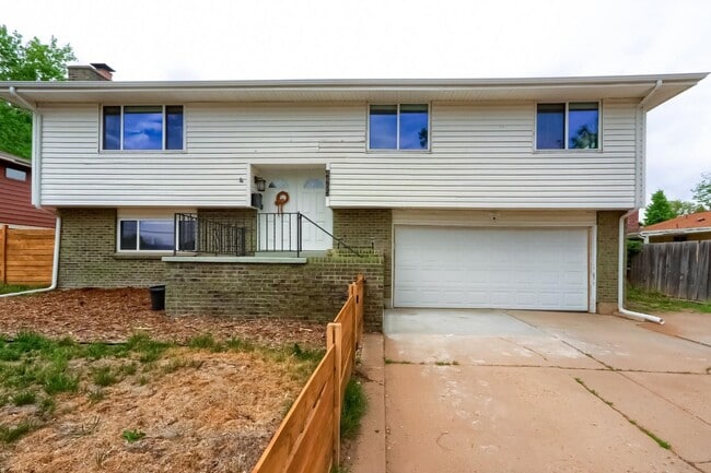 Building Photo - 4 BED 3 BATH HOUSE NEAR CREAK PARK!!!