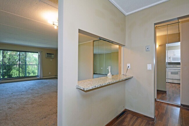 Building Photo - Available now - Top-Floor Living with Style and Convenience in Minnetonka!