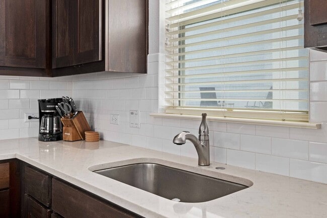 Building Photo - Modern condo, great location, fully Furnis...