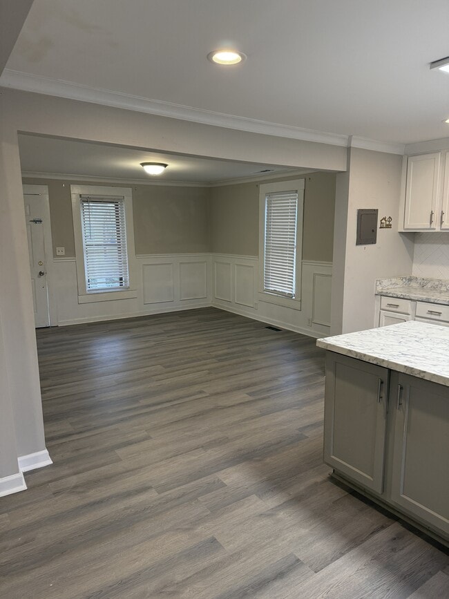 Building Photo - 401 1st Ave N