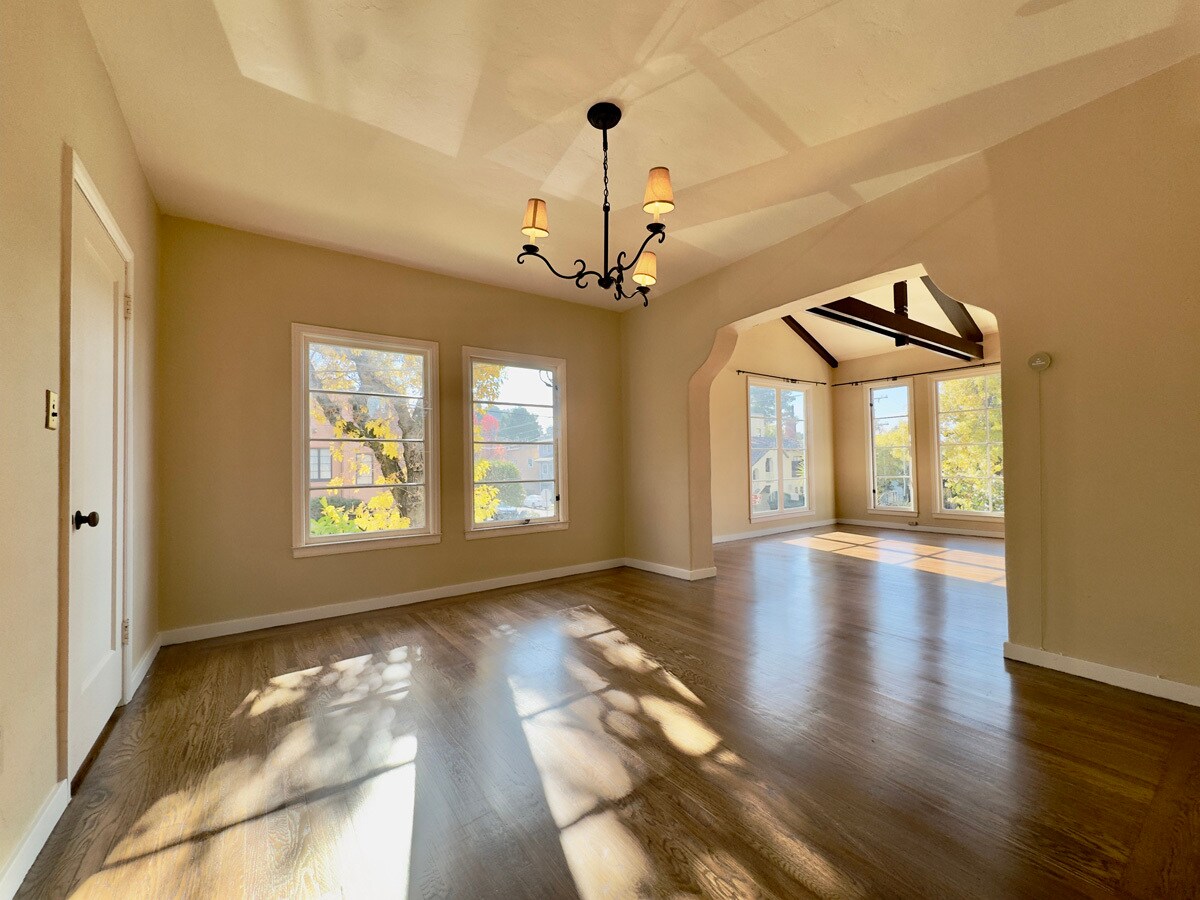 Building Photo - 1645 Scenic Ave