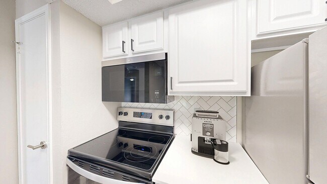 Newly Renovated Kitchen with Stainless Steel Appliances - Vue at Knoll Trail Apartments