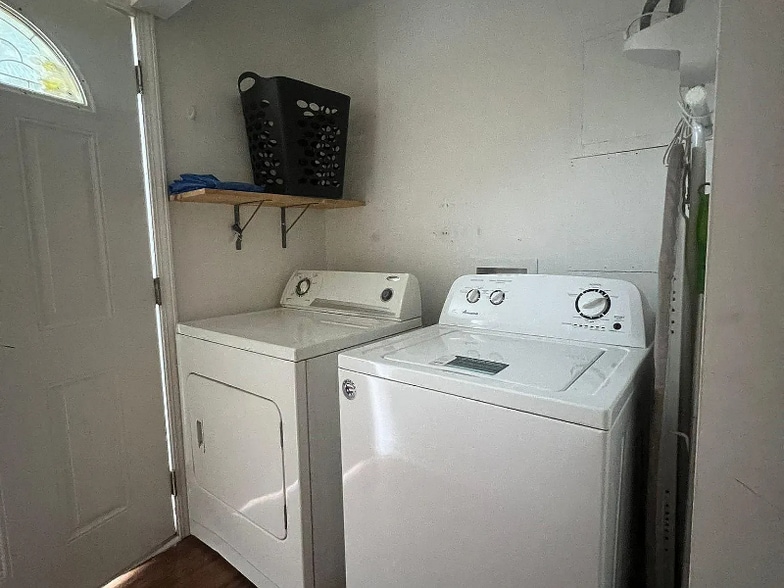 Building Photo - 702 Mitchell Dr