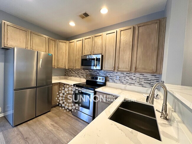 Building Photo - Updated 2 Bedroom Ballantyne Townhome