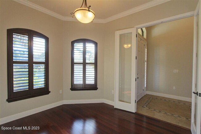 Building Photo - 3381 Thurloe Dr