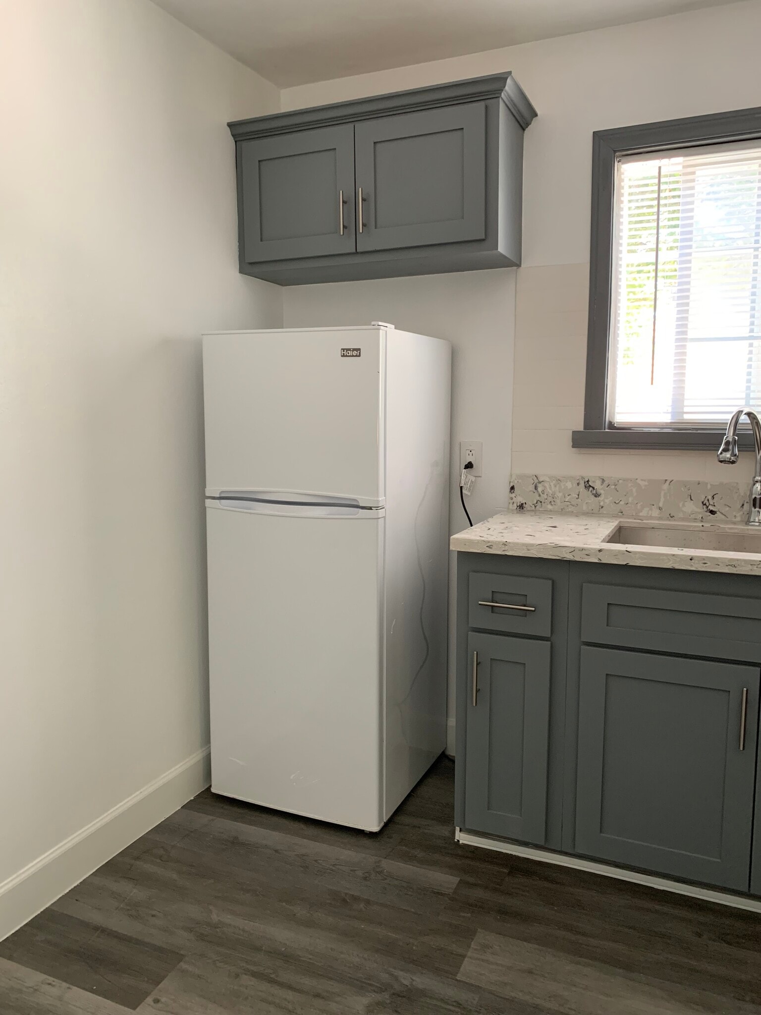 Kitchen - 1483 1/2 Allison Ave