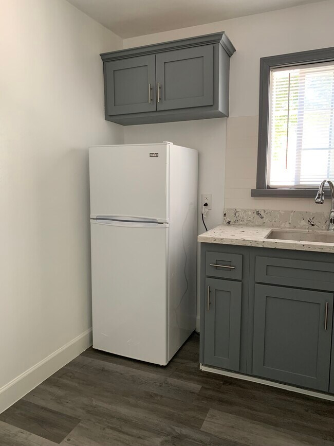 Kitchen - 1483 1/2 Allison Ave