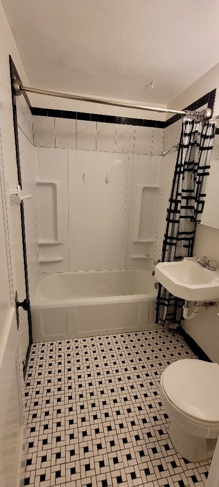 Building Photo - 705 N Elm St