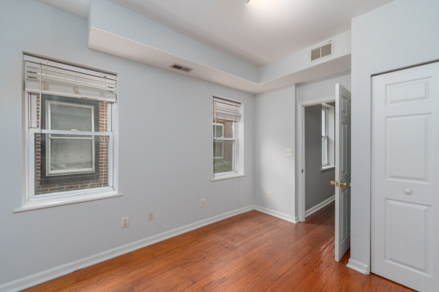 Building Photo - 926 S Hanover St