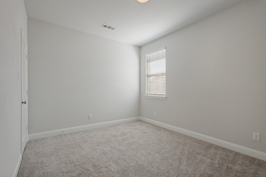 Building Photo - 724 Amenduni Ln