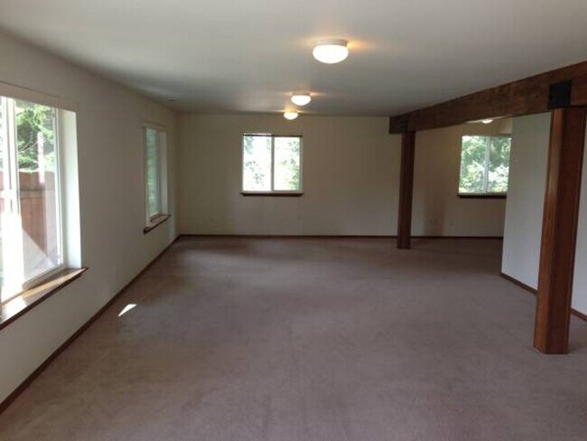 Building Photo - RENT SPECIAL! $1,000 OFF FIRST MONTH'S RENT!