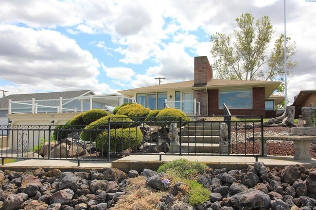 Building Photo - 4 BD, 4 BA House in Kennewick- Views of th...