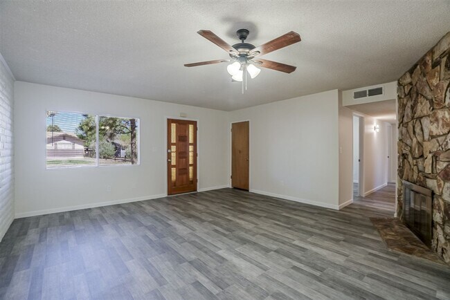 Building Photo - 3 Bedroom, 2 Bath Home with Garage For Rent in Prescott!