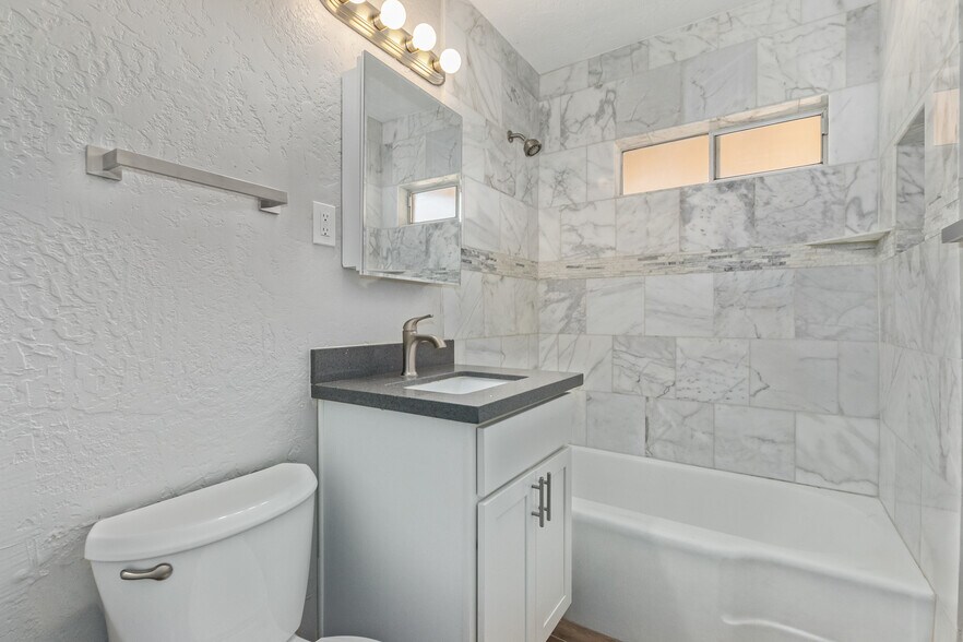 Building Photo - 527 E Whitton Ave