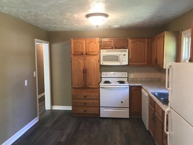 Building Photo - Updated SE Springfield Home -Available Now