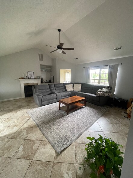 Building Photo - 13807 Deerfield Crossing