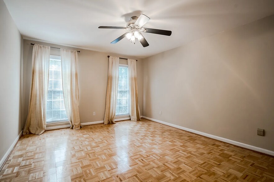 This is a old picture. The floor is new hard floor. - 1101 Collier Rd NW