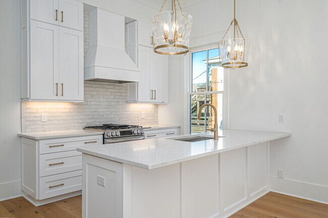 Building Photo - 302 W 38th St