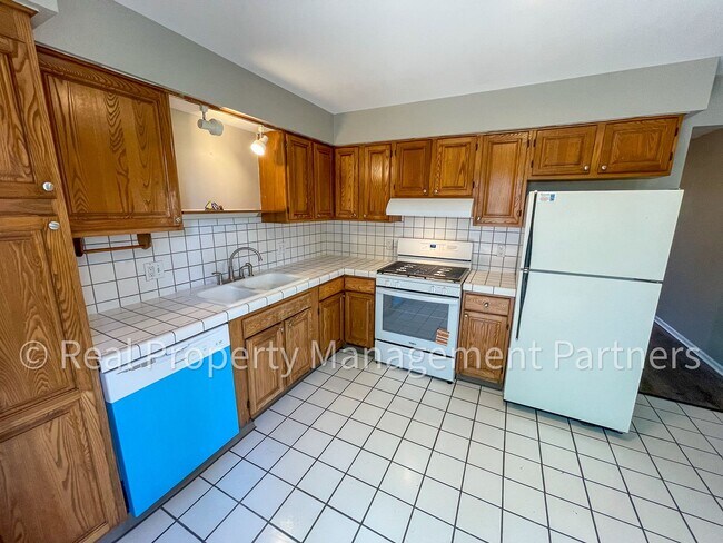 Building Photo - 3920 Camelot Dr SE